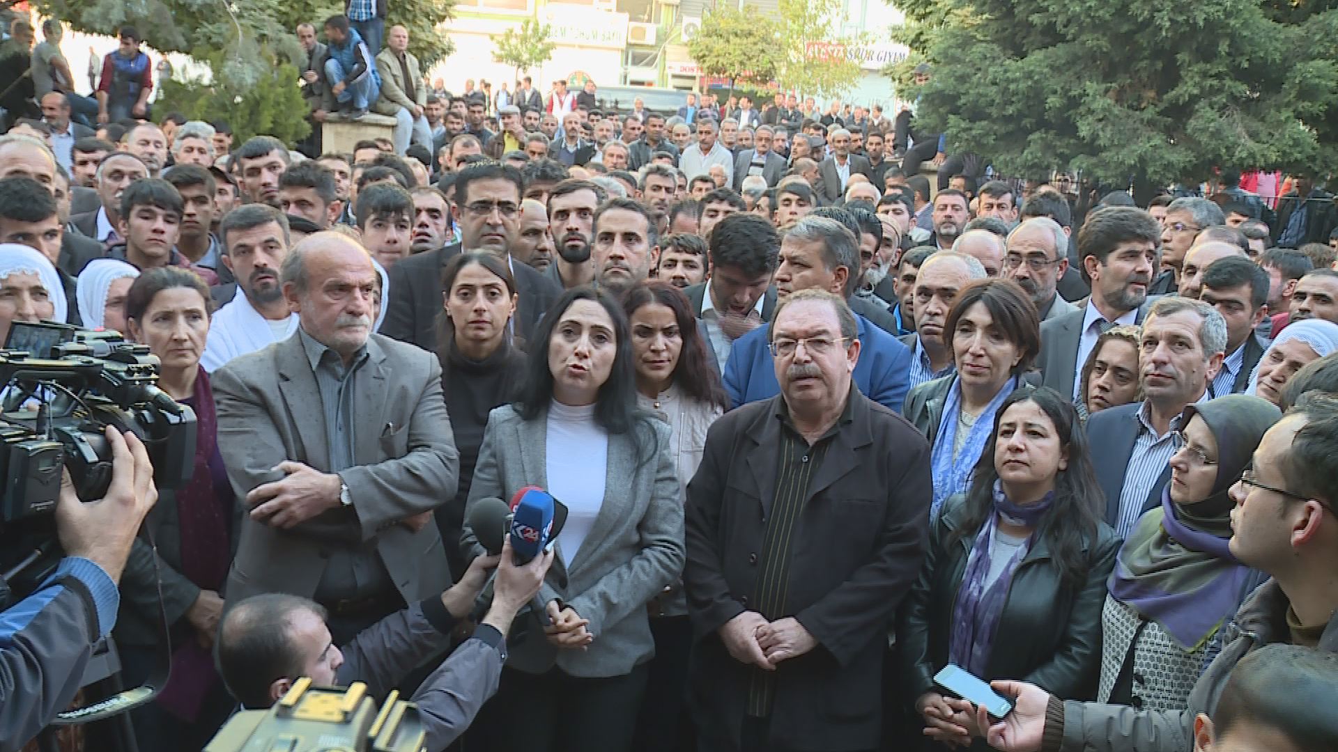 Partiyên siyasî: Bi şer û aloziyan çareserî nayên dîtin